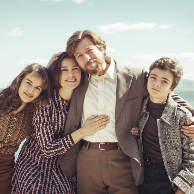 Мафія вбиває тільки влітку - сцена з серіалу, сімʼя на фоні моря