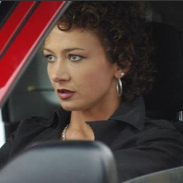 Сицилія у фільмі - Молода жінка за кермом авто - сцена з фільму Якщо заплющиш очі